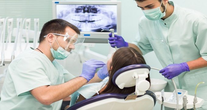 جراح دندانپزشک کیست؟